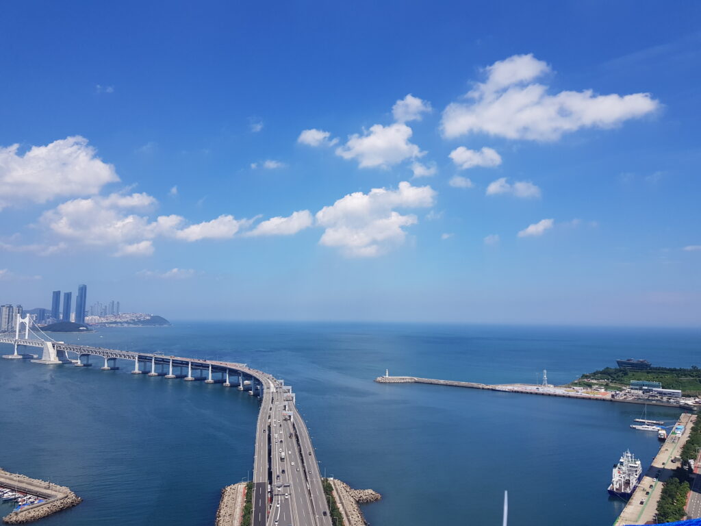 Cầu Gwangan và biển ở Busan, Hàn Quốc